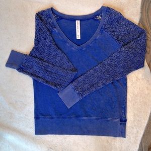 Lorna Jane lace embroidered sleeve top